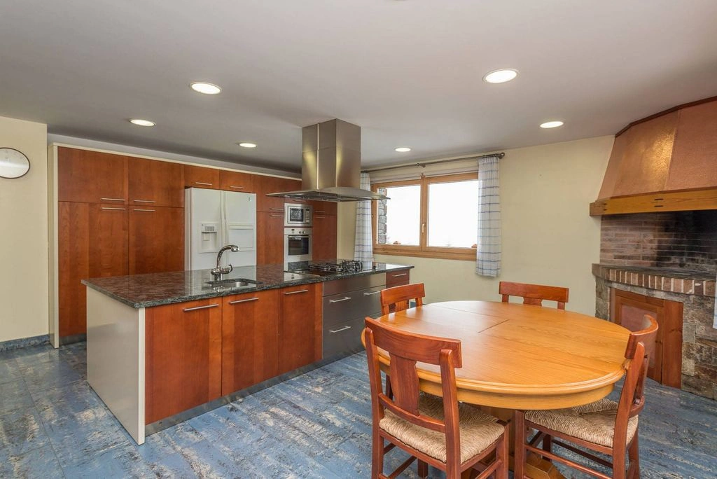 Уютный дом 5+1 в Андорре