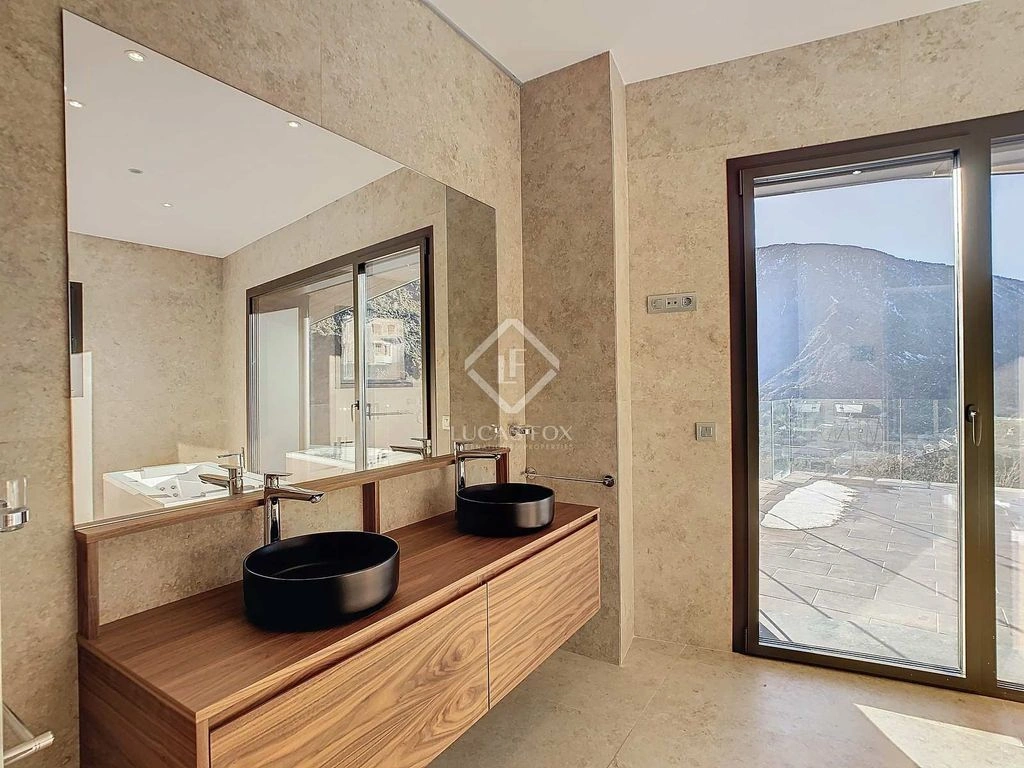 Просторная вилла 247 m2 в Эскальдес-Энгордани, Андорра