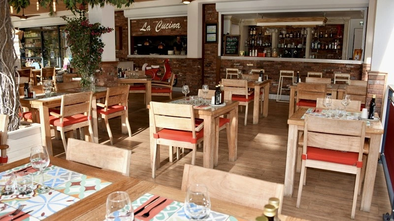 Modern restaurant / cafe / bar 123 m2 in Marigot, Saint Martin