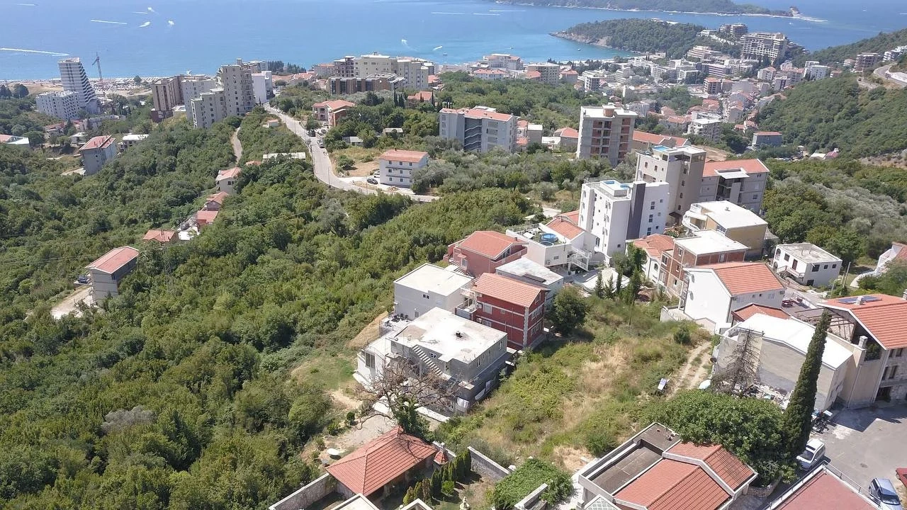 Участок площадью 672 м² для строительства дома в живописном месте в Будве, Черногория