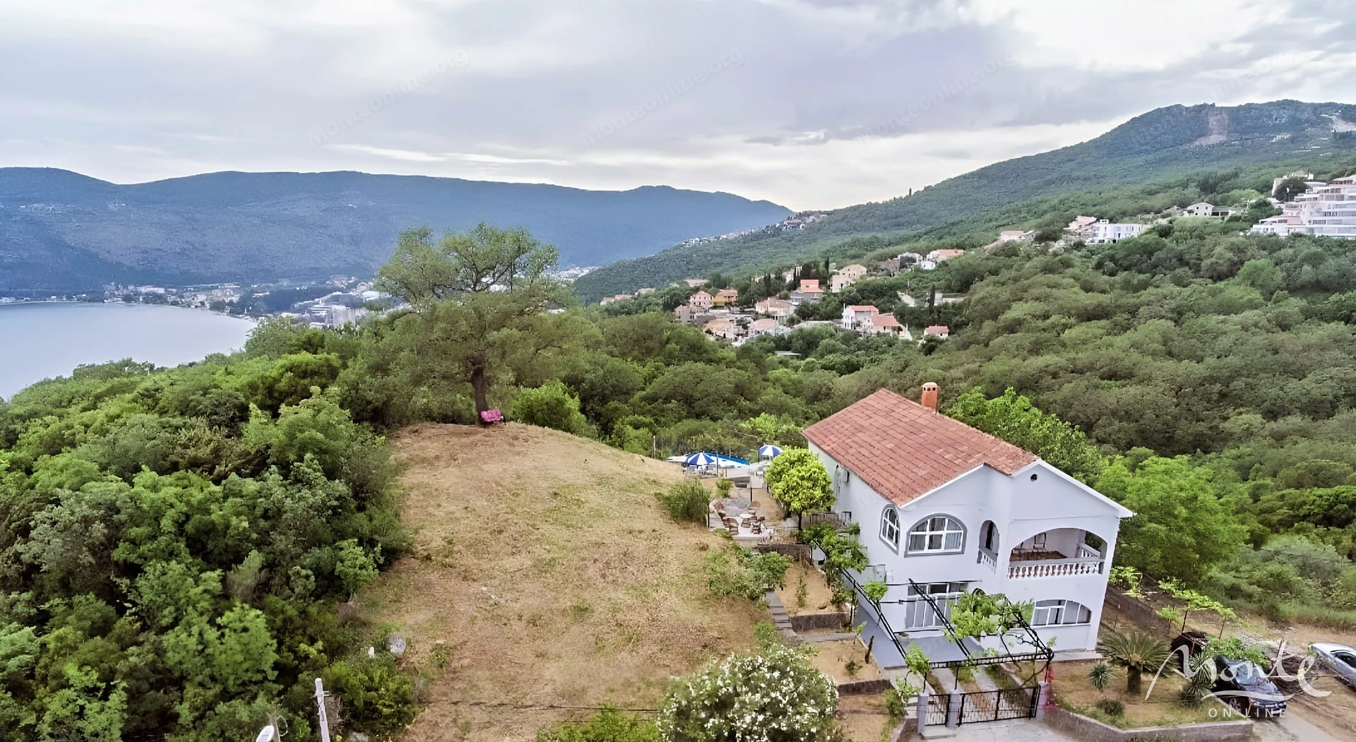 Участок 1114 м² для строительства жилых помещений площадью до 250 м² в Херцег-Нови, Черногория