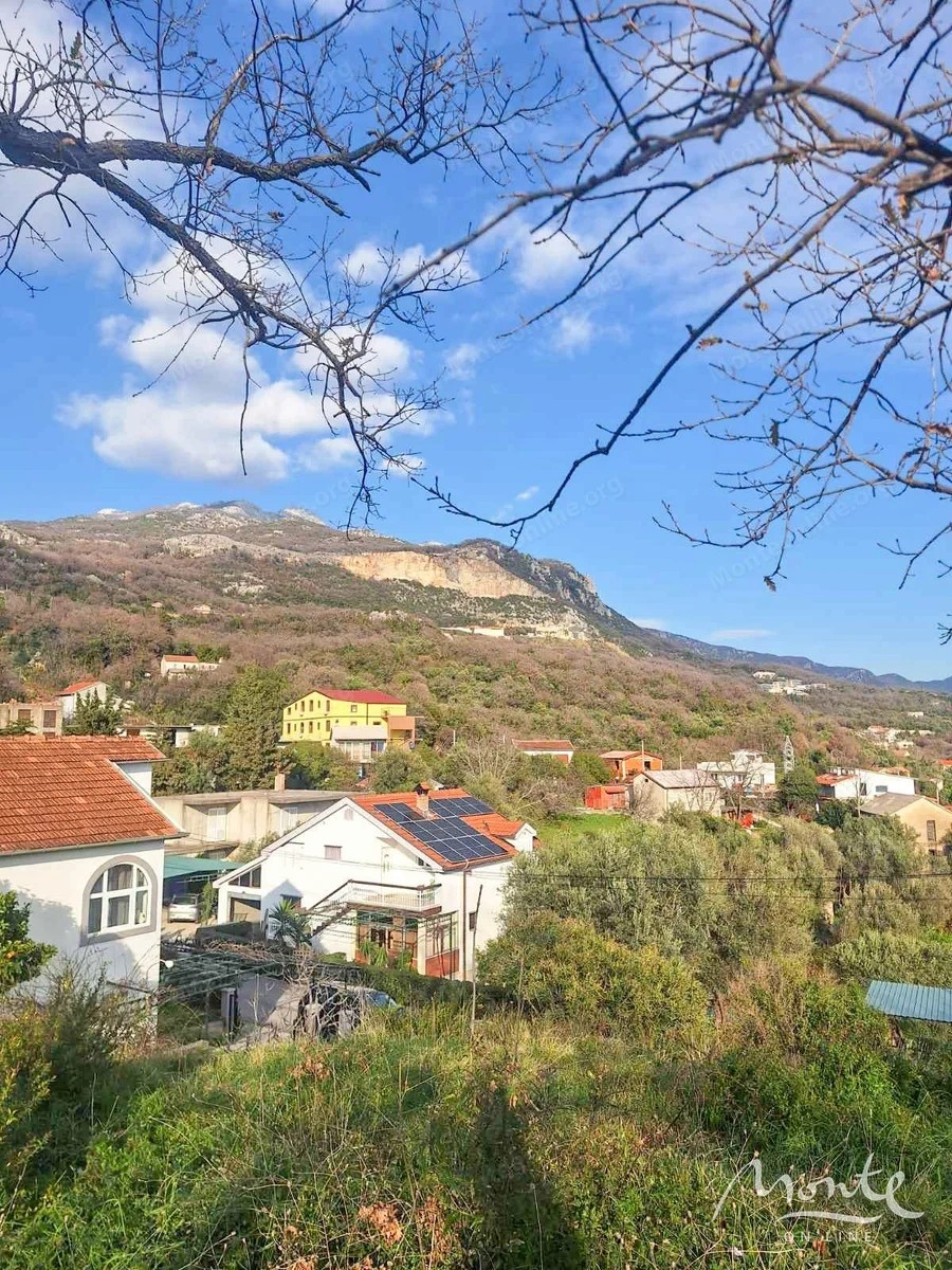 Участок 1114 м² для строительства жилых помещений площадью до 250 м² в Херцег-Нови, Черногория