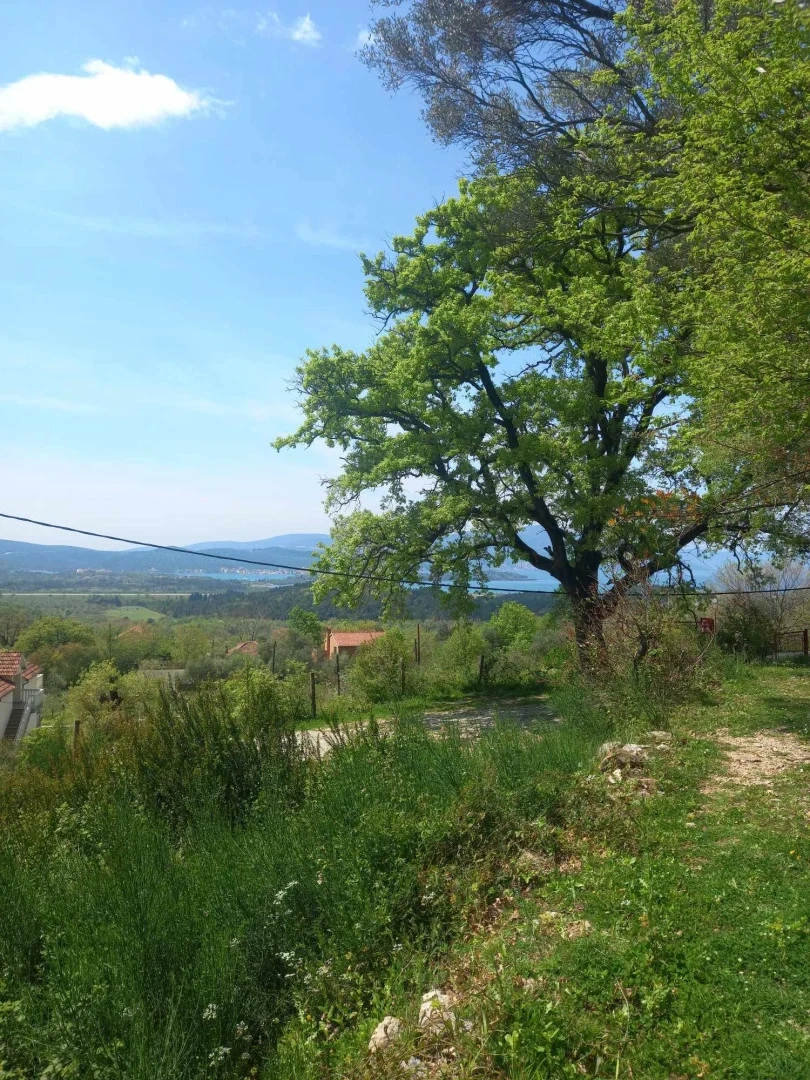 Участок площадью 1072 м2 для строительства частного дома в Каваче, Черногория