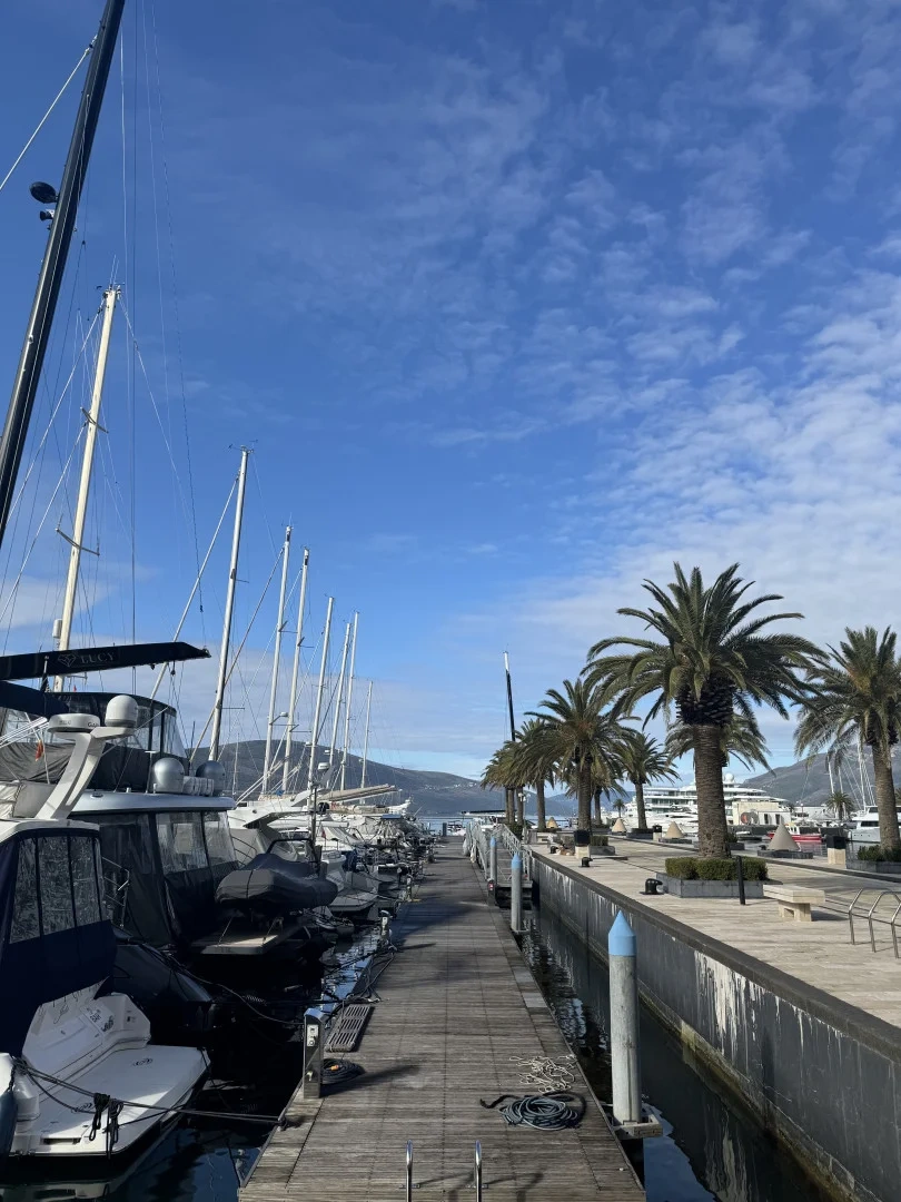 Уникальный участок для строительства отеля рядом с Мариной в Тивате, Черногория