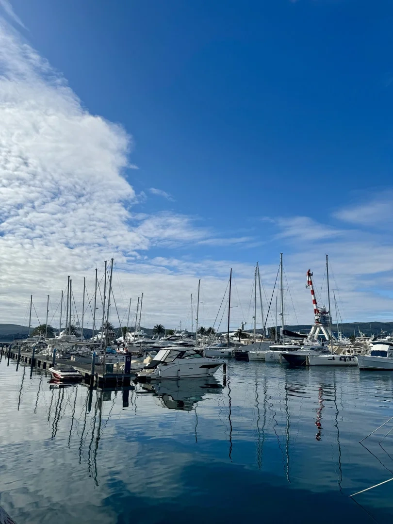 Уникальный участок для строительства отеля рядом с Мариной в Тивате, Черногория