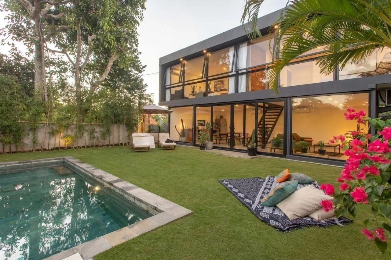 Великолепная вилла с бассейном и роскошным садом в Бингине