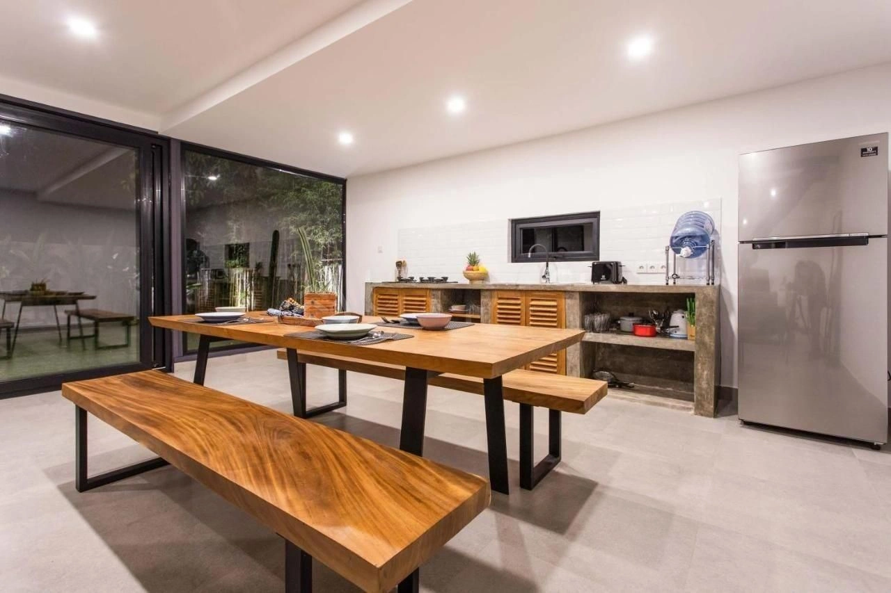 Великолепная вилла с бассейном и роскошным садом в Бингине