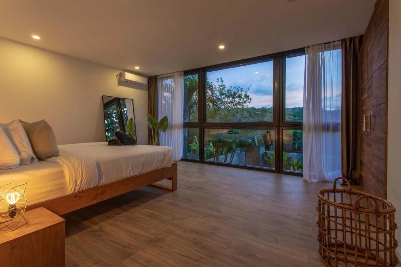 Великолепная вилла с бассейном и роскошным садом в Бингине