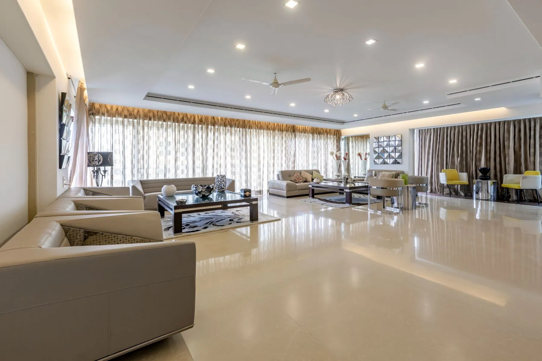 Светлая двухуровневая квартира 6+1 в Мумбаи, Индия