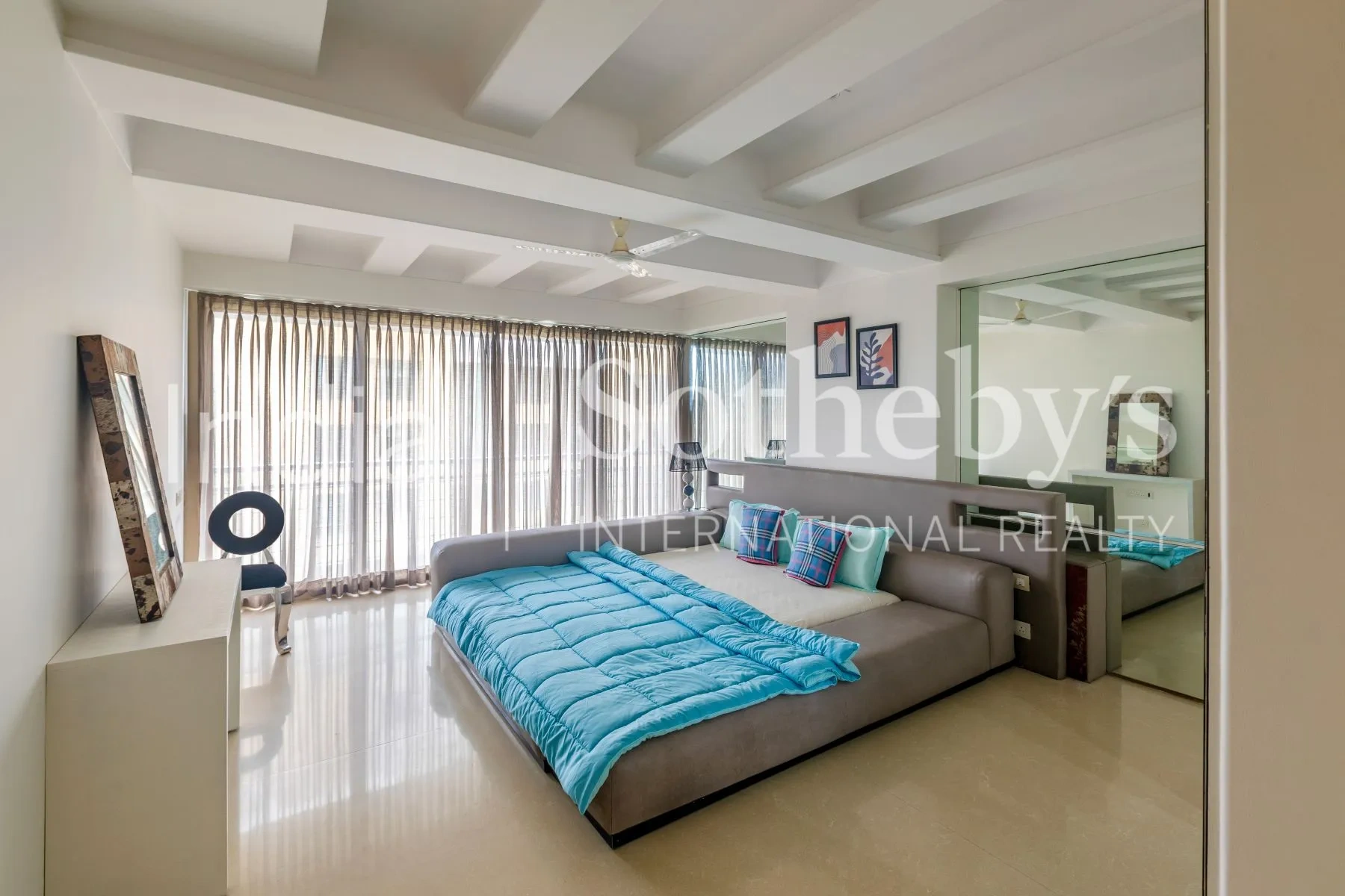 Светлая двухуровневая квартира 6+1 в Мумбаи, Индия