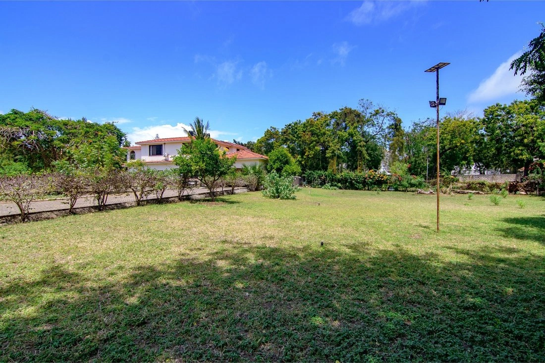 Светлый дом 5+1 в Момбасе, Кения