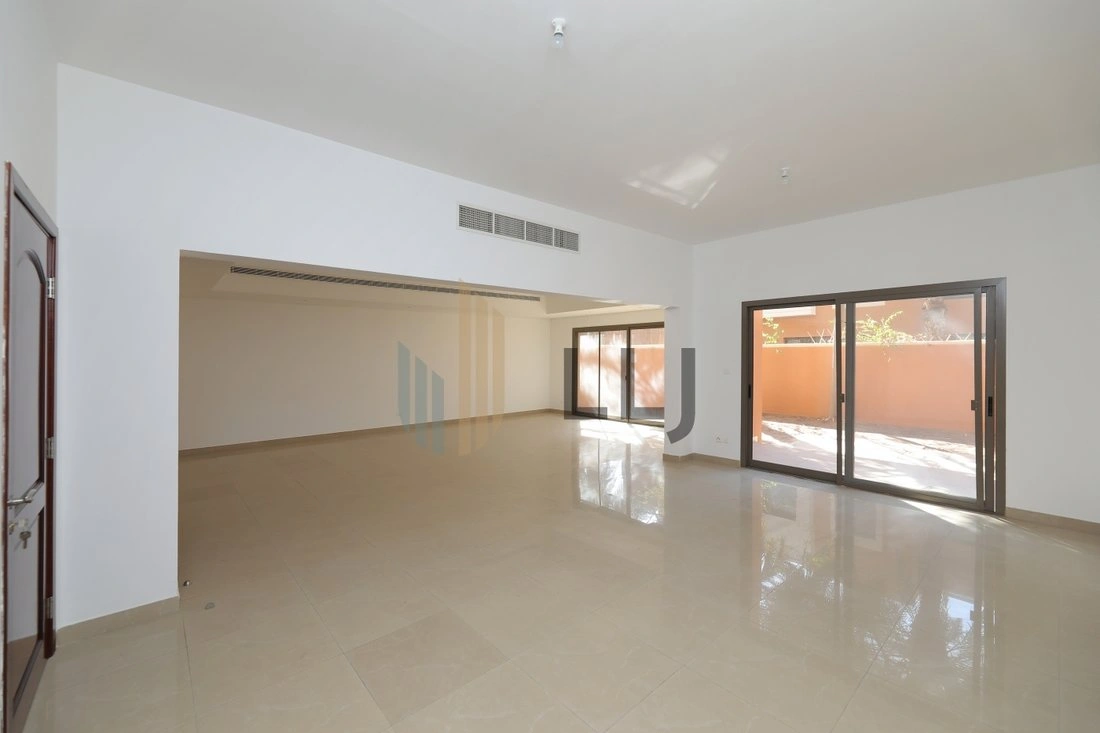 Просторная вилла 5+1 рядом с районом Муссафах в Абу-Даби, ОАЭ