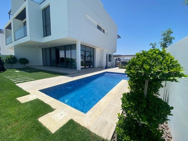 Роскошная вилла 5+1 у моря в Шардже, ОАЭ