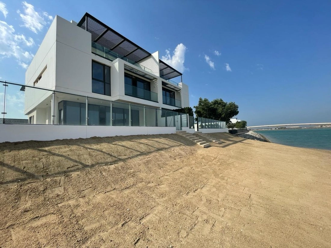 Семейная вилла 5+1 с видом на пляж в Шардже, ОАЭ