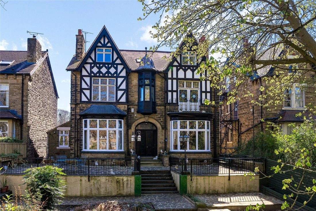 Семейный дом 537 м2 с ухоженным газоном в Лидсе, Великобритания