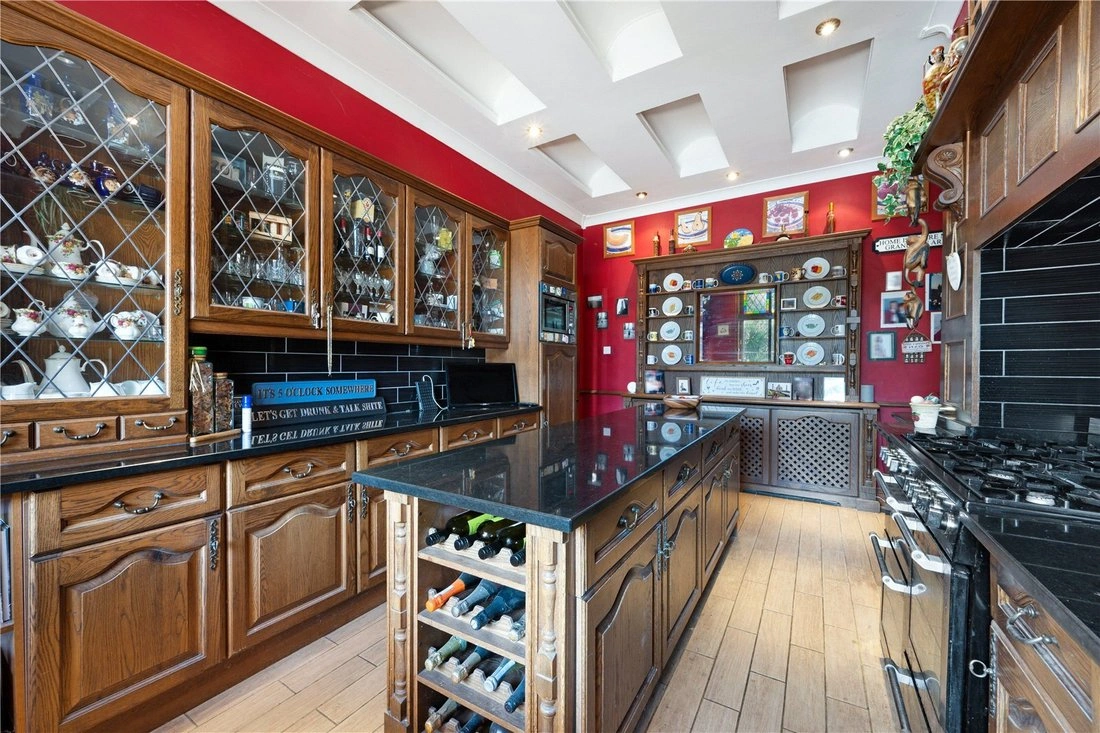 Семейный дом 537 м2 с ухоженным газоном в Лидсе, Великобритания