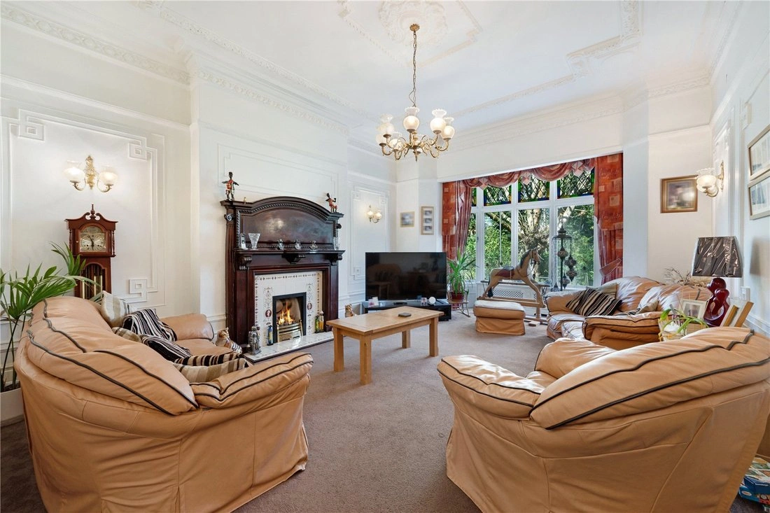 Семейный дом 537 м2 с ухоженным газоном в Лидсе, Великобритания