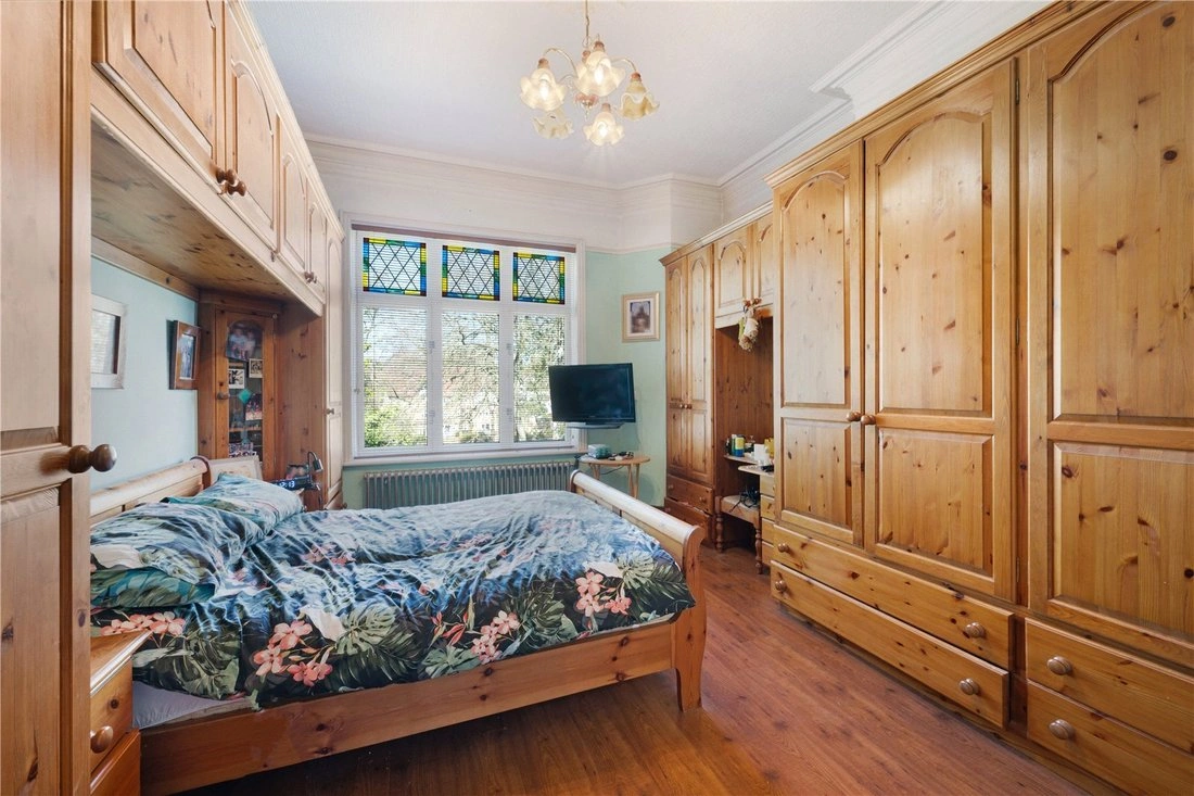 Семейный дом 537 м2 с ухоженным газоном в Лидсе, Великобритания