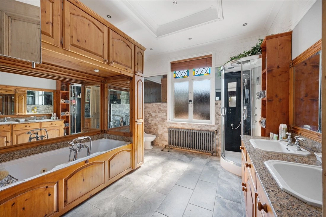 Семейный дом 537 м2 с ухоженным газоном в Лидсе, Великобритания