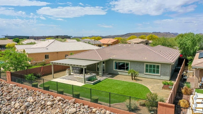 Современный дом с четырьмя спальнями в Финиксе, США