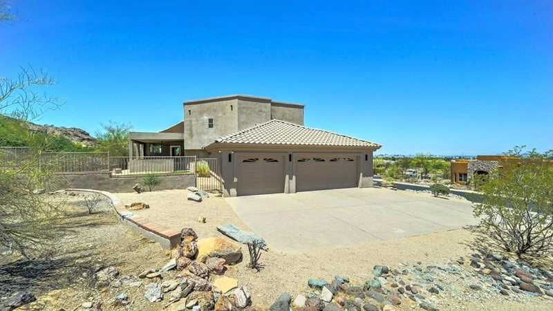 Просторный дом с четырьмя спальнями в Финиксе, США