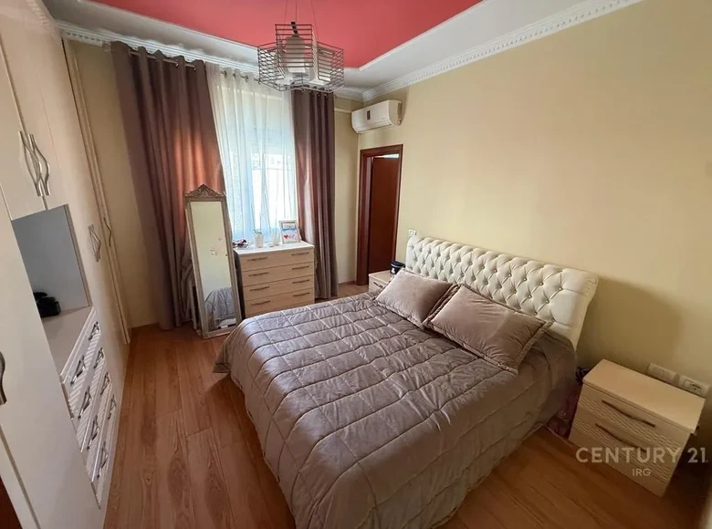 Светлая квартира 83 m2 в Тиране, Албания