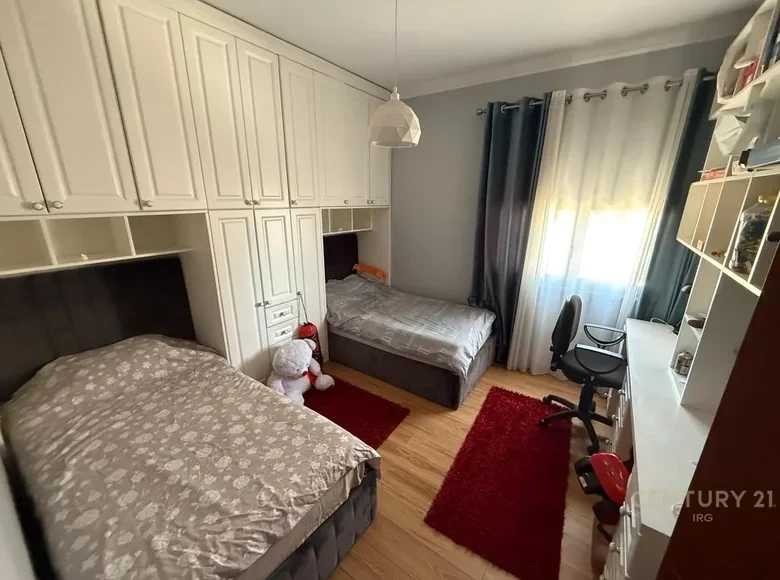 Светлая квартира 83 m2 в Тиране, Албания