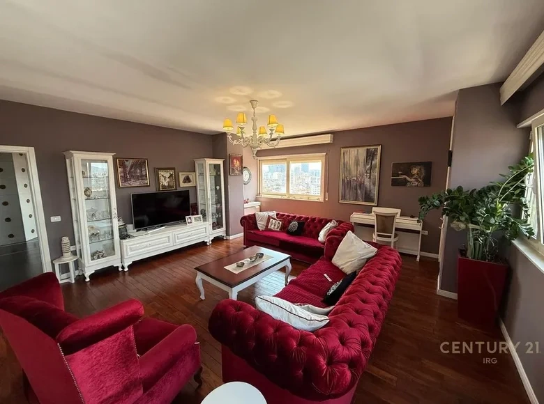 Просторный пентхаус с 5 спальнями в Тиране, Албания