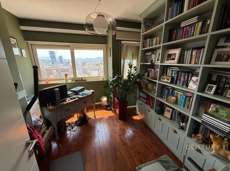 Просторный пентхаус с 5 спальнями в Тиране, Албания