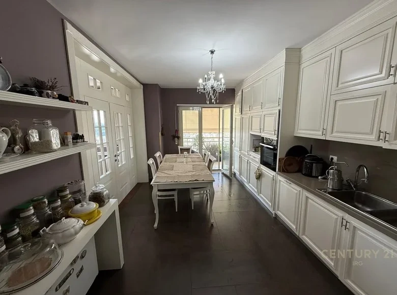 Просторный пентхаус с 5 спальнями в Тиране, Албания