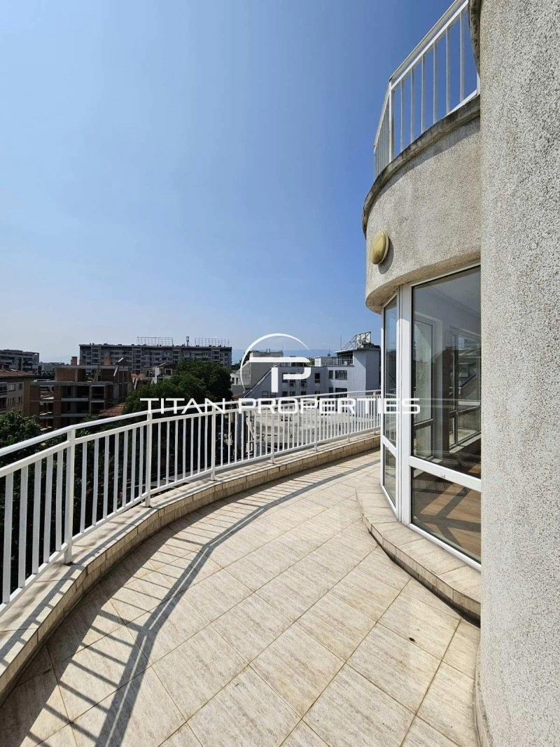 Просторный трёхкомнатный мезонет в Пловдиве, Болгария