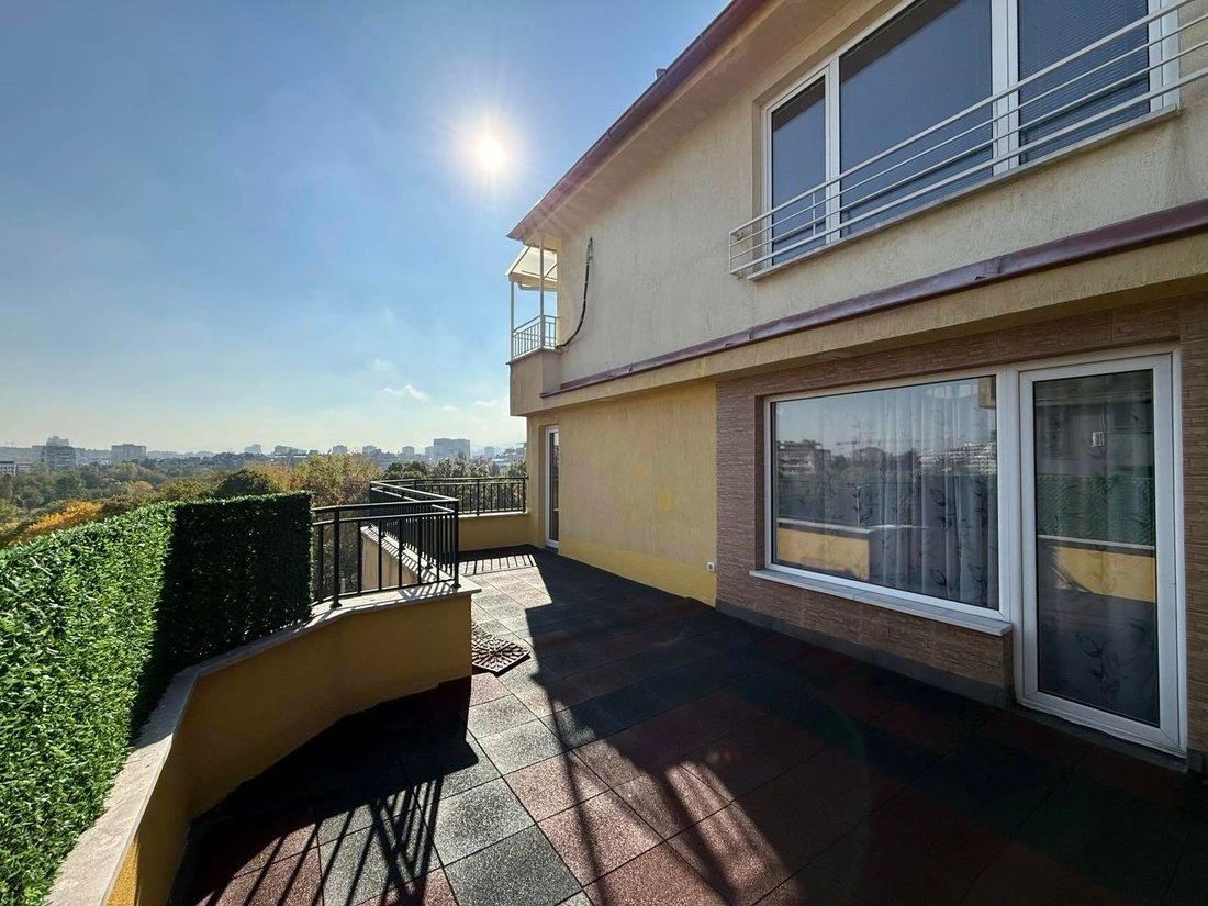 Просторная трёхкомнатная квартира в Софии, Болгария