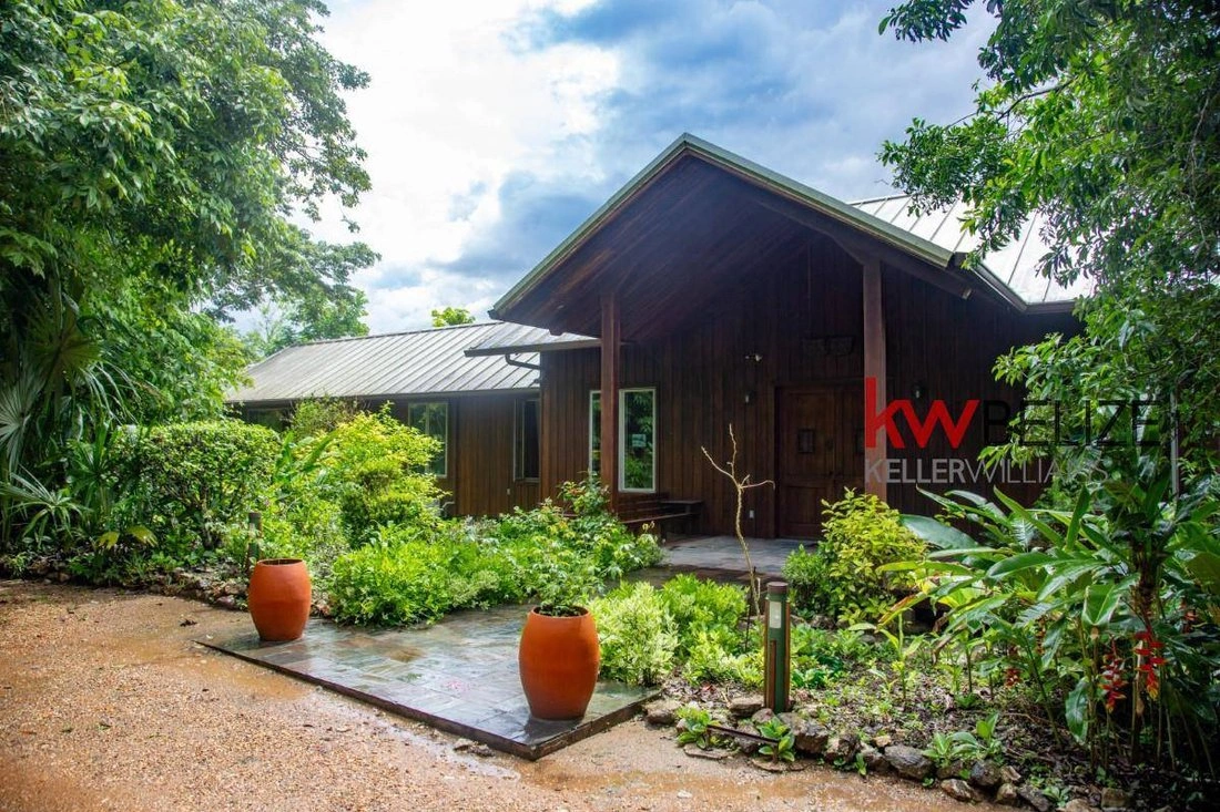 Дом 320 m2 с открытым бассейном в Сан-Игнасио, Белиз