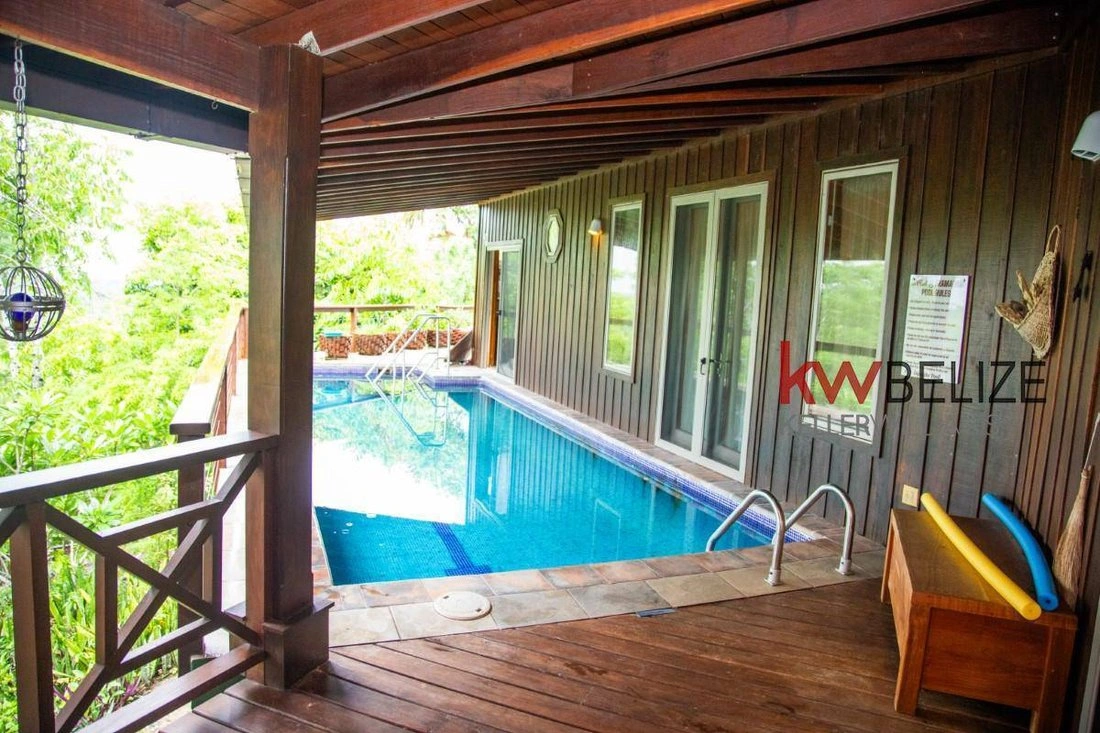 Дом 320 m2 с открытым бассейном в Сан-Игнасио, Белиз