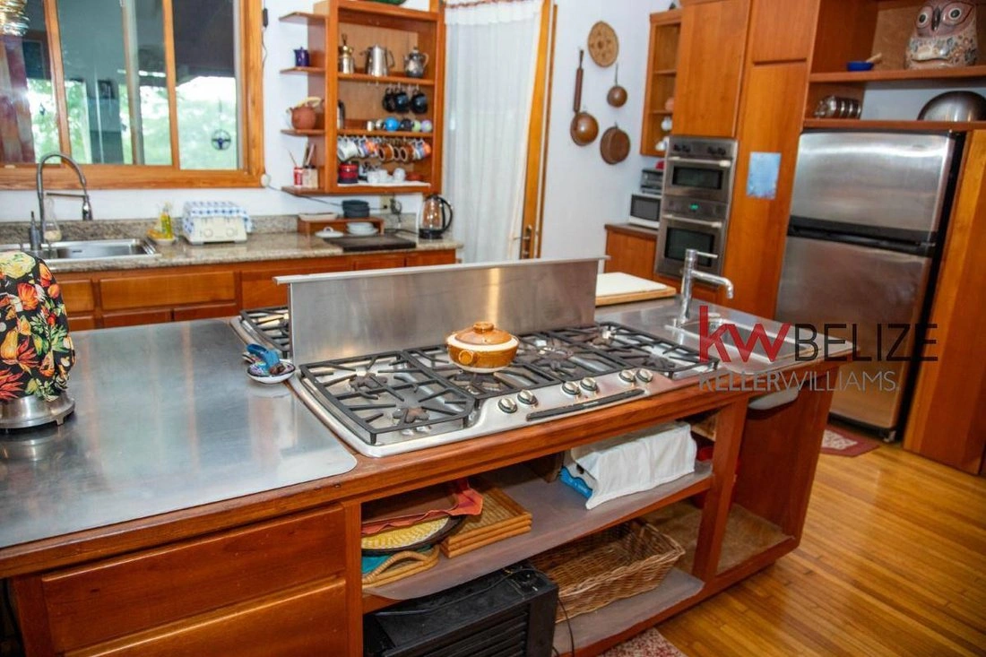 Дом 320 m2 с открытым бассейном в Сан-Игнасио, Белиз