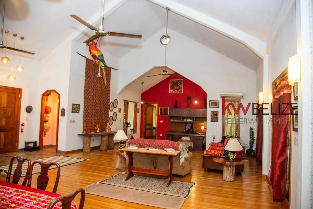 Дом 320 m2 с открытым бассейном в Сан-Игнасио, Белиз