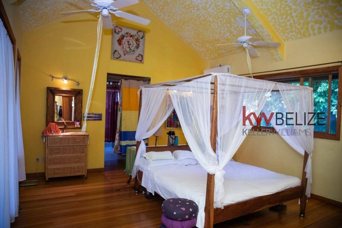 Дом 320 m2 с открытым бассейном в Сан-Игнасио, Белиз