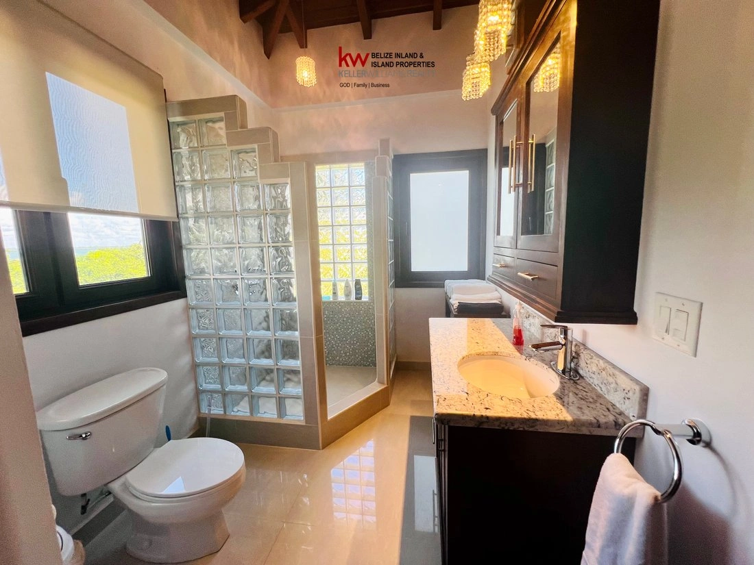 Дом 4+1 с гардеробной в Пласенсии, Белиз