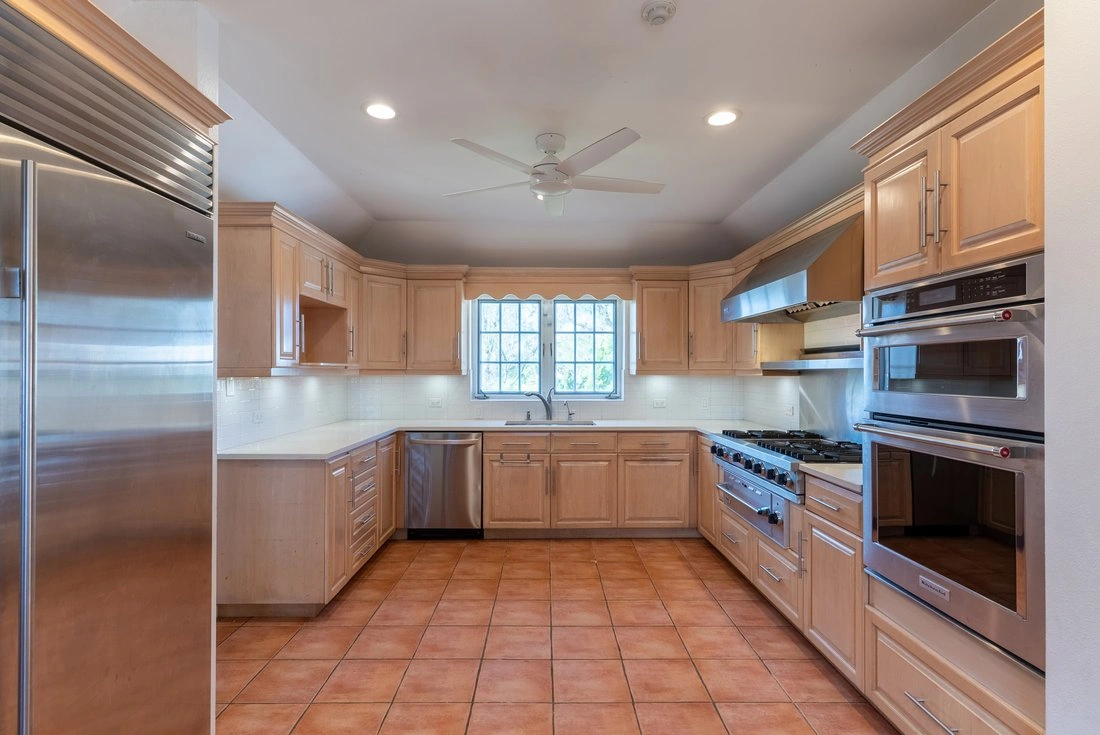 Дом 591 m2 с открытым бассейном в Hamilton City, Bermuda