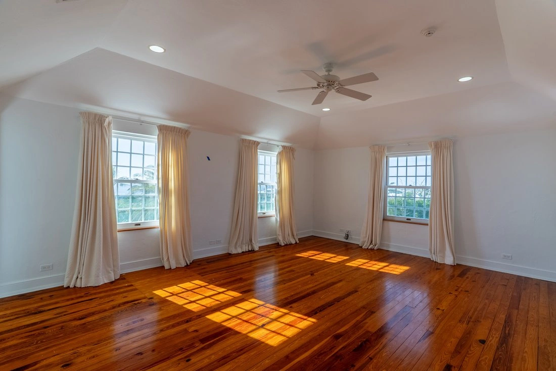 Дом 591 m2 с открытым бассейном в Hamilton City, Bermuda