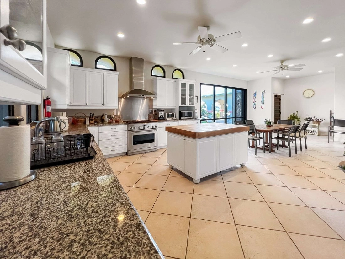 Дом 744 m² с террасой в Hamilton City, Бермуды