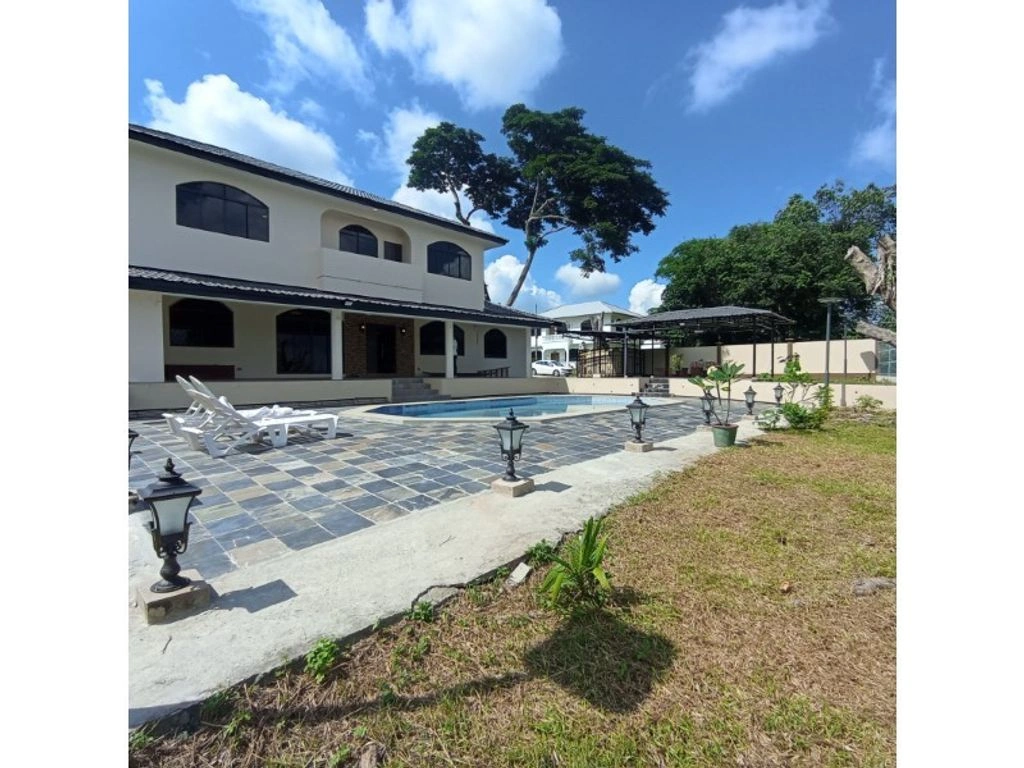 Дом 5+1 с открытым бассейном в Бандар-Сери-Бегаван, Бруней