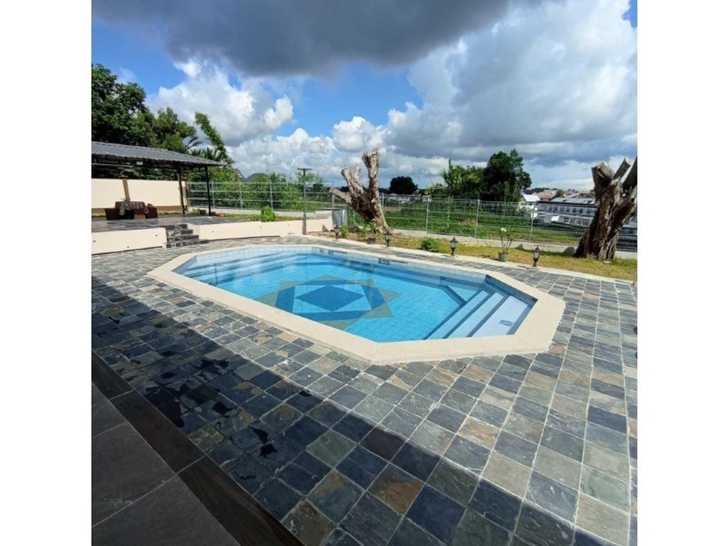 Дом 5+1 с открытым бассейном в Бандар-Сери-Бегаван, Бруней