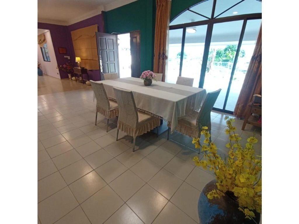 Дом 5+1 с открытым бассейном в Бандар-Сери-Бегаван, Бруней