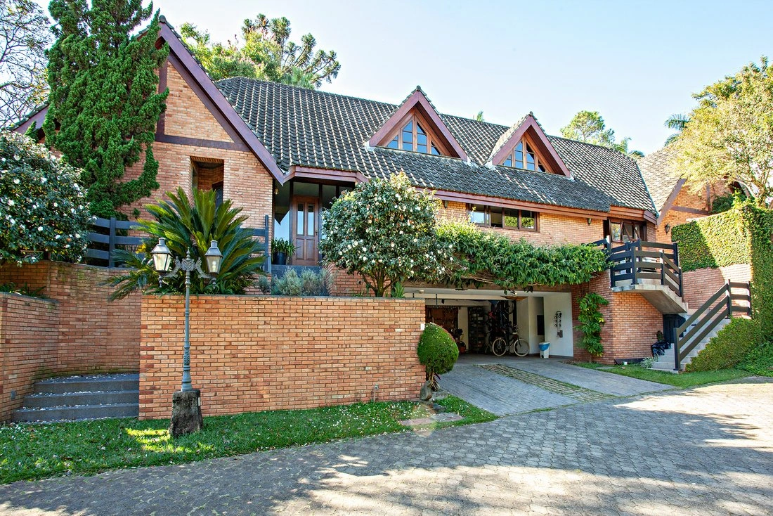 Дом 4+1 с открытым бассейном в Сан-Паулу, Бразилия