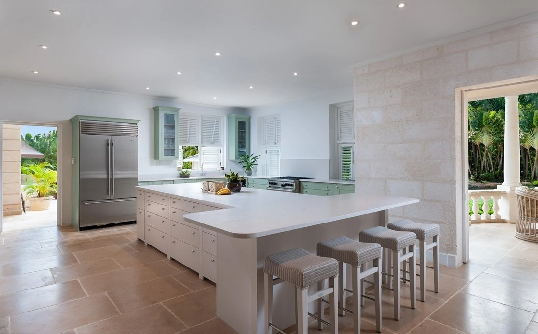 Вилла 929 m² с открытым бассейном в Holetown, Барбадос