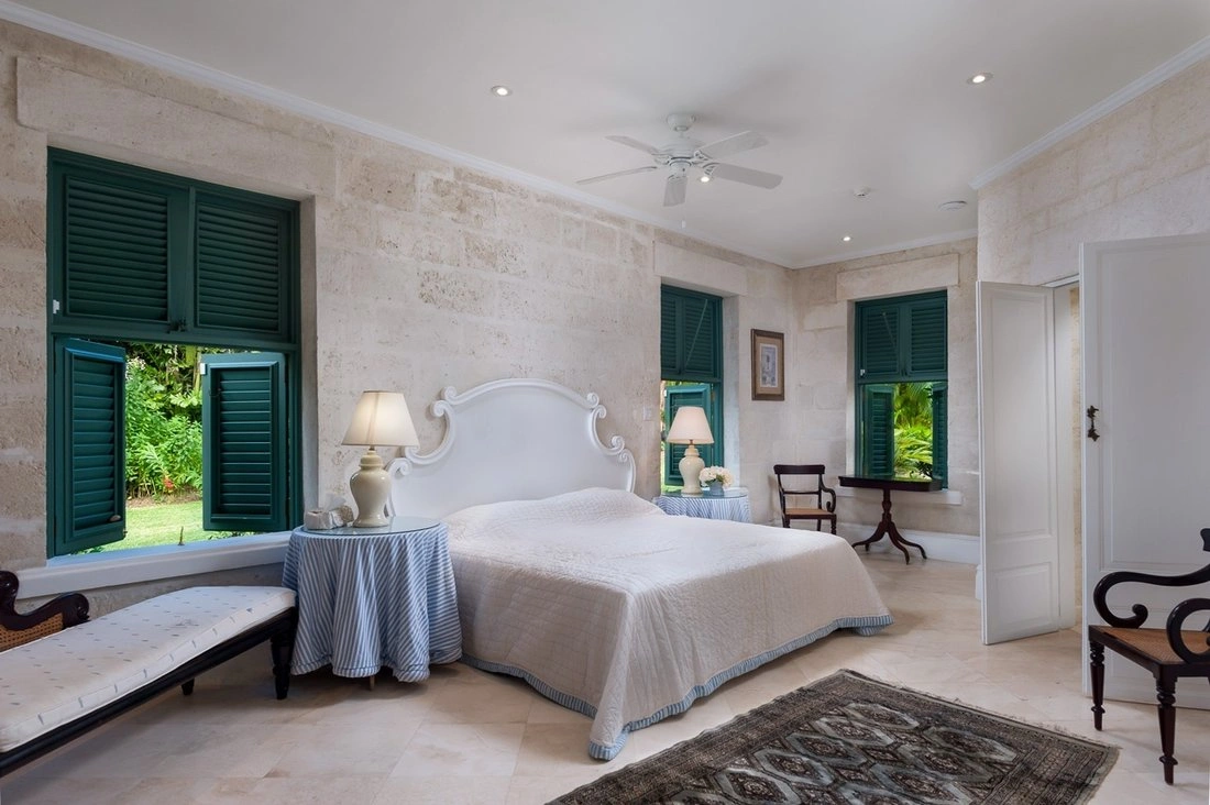 Вилла 929 m² с открытым бассейном в Holetown, Барбадос