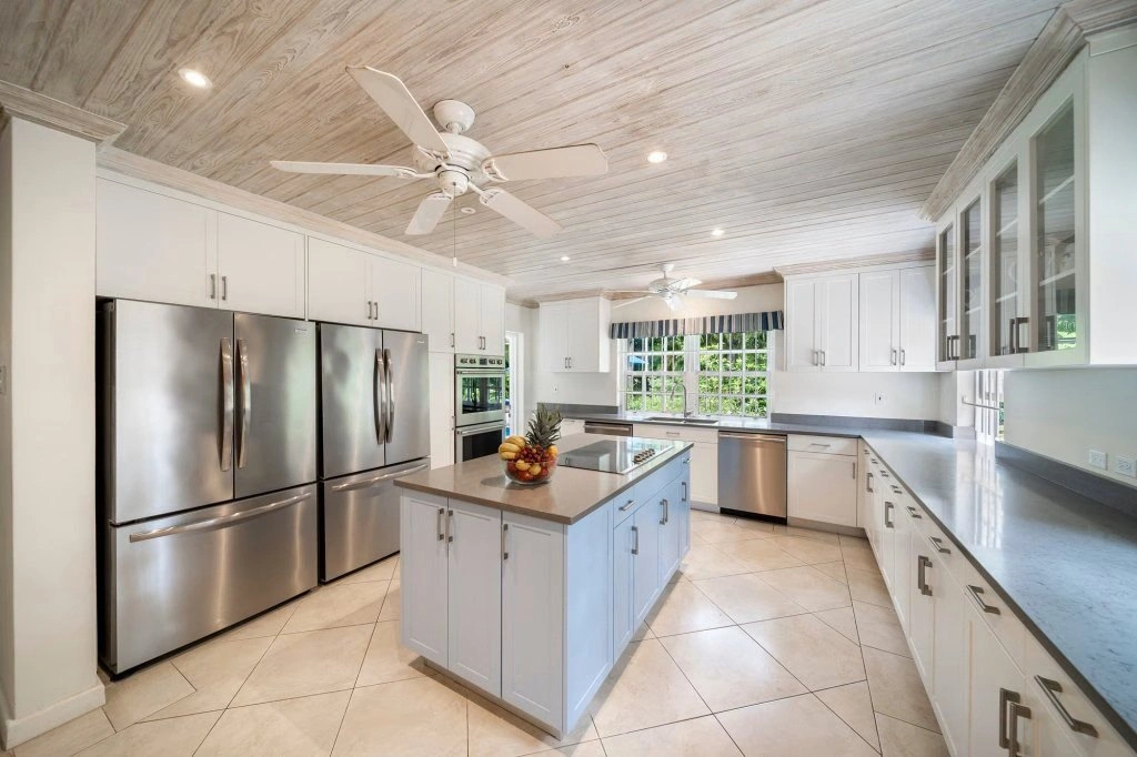 Вилла 557 m2 с высоким потолком в Сент-Джеймсе, Барбадосе