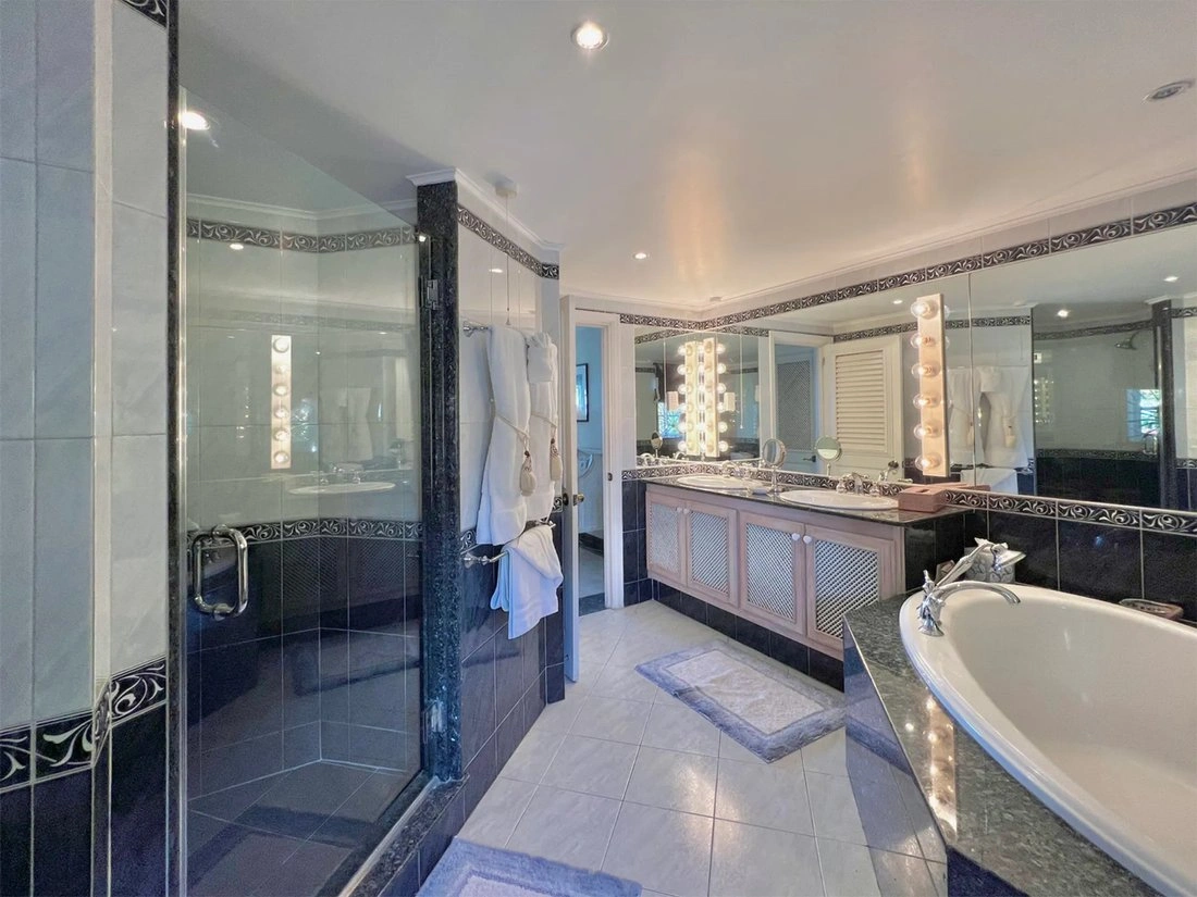 Вилла 2+1 с открытой кухней в Сент-Джеймсе