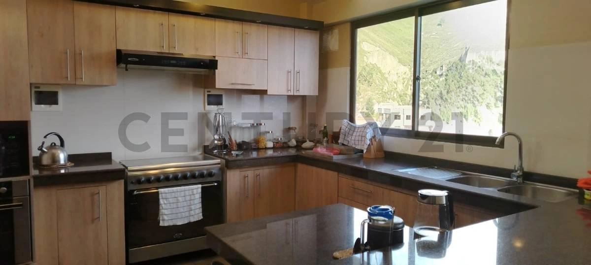 Дом 604 m2 с инфинити-бассейном в Ла-Пасе, Боливия